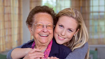 Seniorin mit Enkelin — WOHNRUF gibt Familien Sicherheit